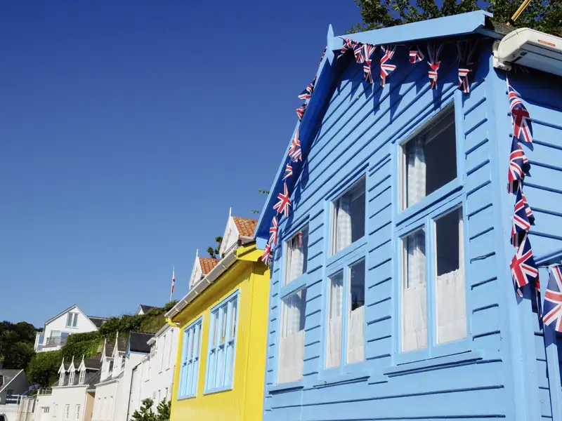 Auf unserer Studienreise zu den Kanalinseln Jersey und Guernsey gewinnen wir viele bunte Eindrücke, so zum Beispiel angesichts dieser Hausfassaden auf Jersey.