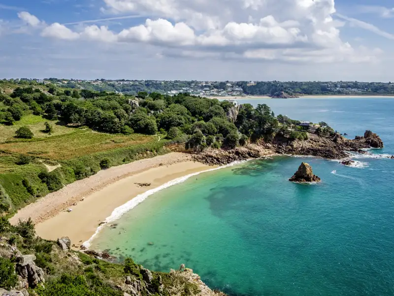 Sie werden auf unserer Studienreise zu den Kanalinseln Jersey und Guernsey viele schöne Landschaften sehen. Etwa diesen Traumstrand in der Nähe von St Aubin auf Jersey.