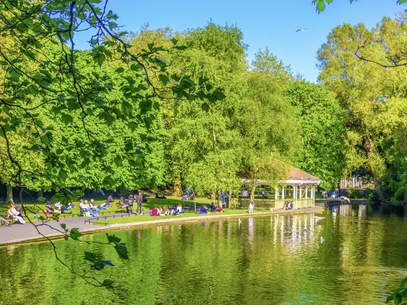 Auf unserer Rundreise  mit Studiosus entspannen wir an einem sonnigen Tag am Ufer des Sees im Stadtpark St. Stephen's Green in Dublin.
