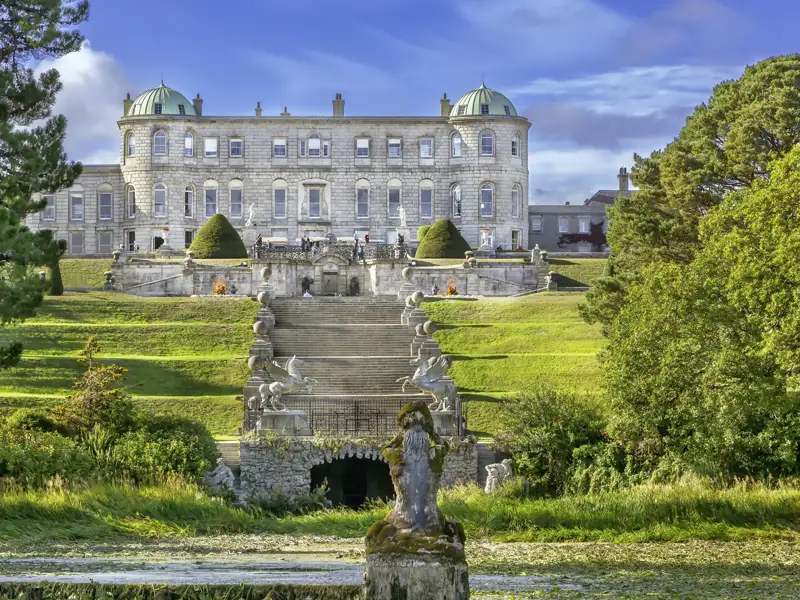 Auf unserer Rundreise mit Studiosus bewundern wir das herrschaftliche Powerscourt House mit seinen berühmten Terrassengärten, einer großen Freitreppe und einem See in Irland.