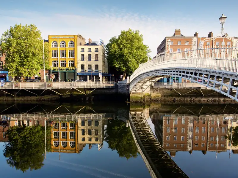 Auf dem Rundgang durch Dublin während unserer Eventreise mit Studiosus sehen wir die Wahrzeichen der Hauptstadt, hier die Half Penny Bridge über dem Fluss Liffey.