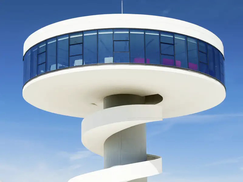 Der futuristische Aussichtsturm des Centro Niemeyer in Avilés, Asturien, mit spiralförmiger Rampe gegen blauen Himmel, ein Highlight unserer Rundreise mit Studiosus.