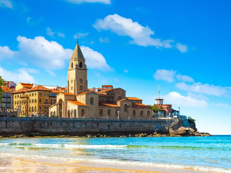 Die Kirche San Pedro an der Playa de San Lorenzo in Gijón, ein Highlight dieser geführten Studienreise durch Asturien.