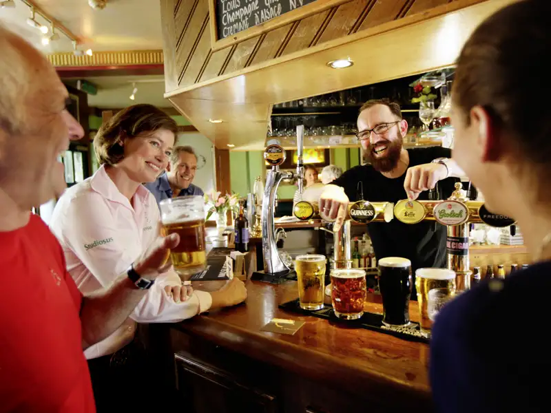 Auf unserer Rundreise durch Südengland genießen wir Gartenkunst und Landschaftsgärten, aber Zeit für ein gutes Pint im Pub muss auch sein.