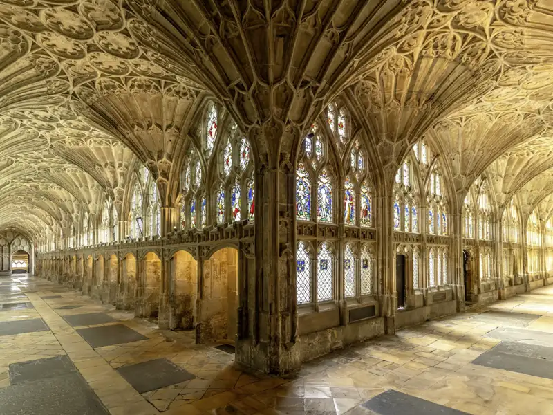 Gotischer Kreuzgang der Kathedrale von Gloucester mit kunstvollem Fächergewölbe und sonnendurchfluteten Arkaden, ein Highlight unserer Rundreise durch England mit Studiosus.