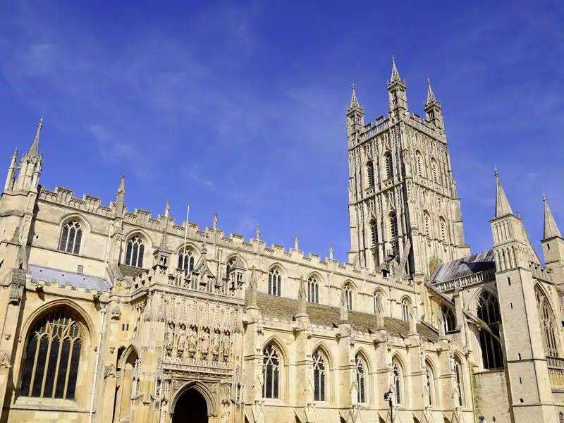Lassen Sie sich vom Kreuzgang der Gloucester Cathedral beeindrucken, der schon Drehort des ein oder anderen Filmes war, welche wir auch auf unserer Rundreise mit Studiosus besuchen.