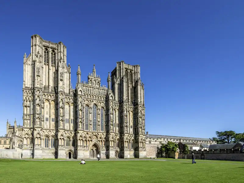 Die figurenreiche Westfassade der gotischen Kathedrale von Wells in England, welche wir auf unserer Rundreise mit Studiosus besuchen.