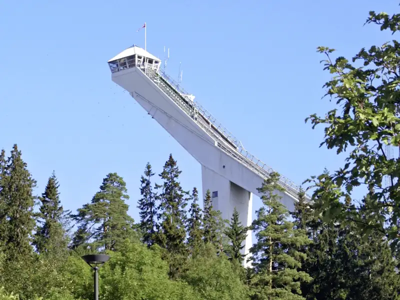 Bei Ihrer Reise fahren Sie zum Holmenkollen. Der "heilige Skiberg" der Osloer ist wegen seiner Sprungschanze weit über die Landesgrenzen hinaus bekannt.