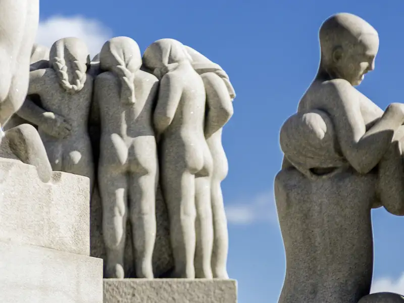 Detailansicht der expressiven Granitskulpturen von Gustav Vigeland im Vigelandpark in Oslo bei strahlend blauem Himmel, ein Highlight unserer Studiosus Gruppenreise nach Norwegen.