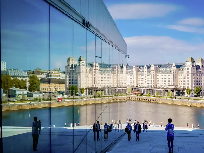 Auf unserer Städtereise nach Oslo erklimmen wir zur Einstimmung das Dach des Operhauses, das einem treibenden Eisberg nachempfunden wurde.