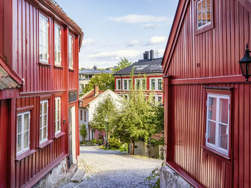Abseits des Hafens findet man in Oslo auch noch typische alte Holzhäuser, ein Highlight unserer Eventreise mit Studiosus.