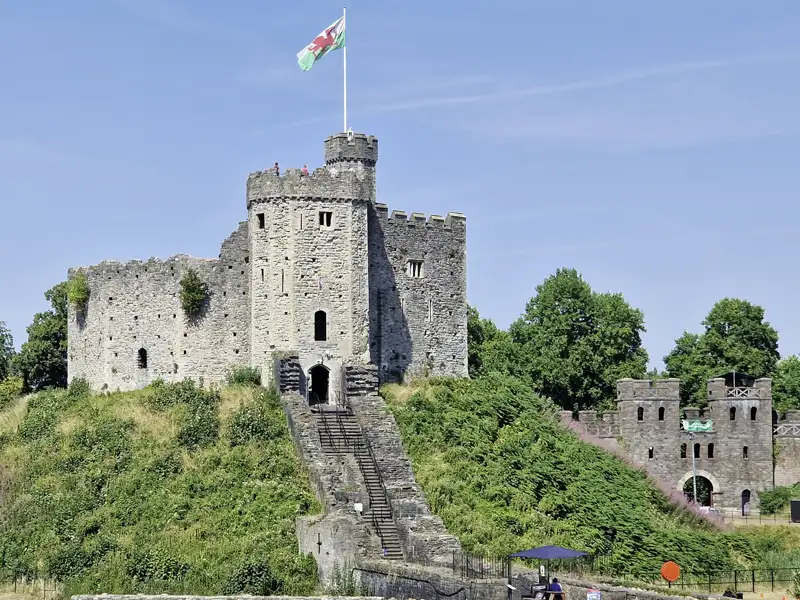 Der normannische Bergfried von Cardiff Castle in Wales, ein Höhepunkt der Studienreise, mit der walisischen Flagge auf dem Turm.