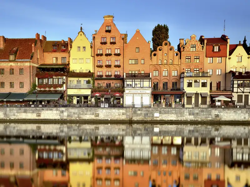 Auf unserer Studienreise durch Polen sehen wir auch die schönen Bürgerhäuser entlang der Mottlau in Danzig.