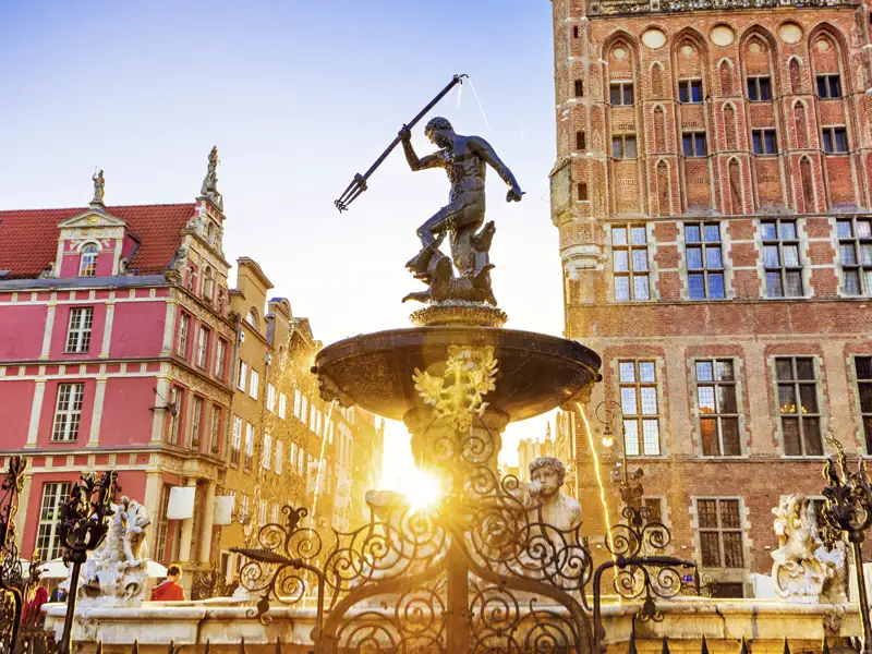 Wir nehmen uns auf unserer Studienreise genügend Zeit, Danzigs Altstadt mit ihren bunten Patrizierhäusern und dem Neptunbrunnen zu entdecken.