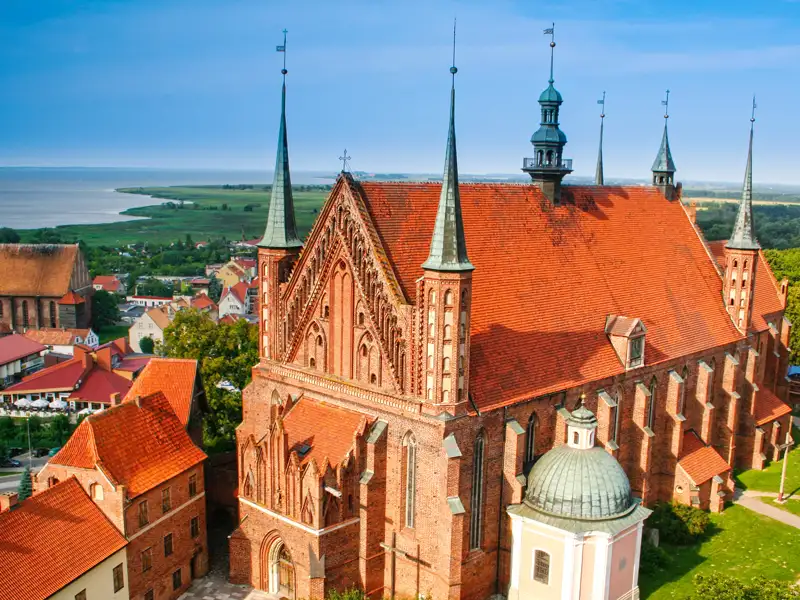Der imposante Dom zu Frauenburg in Frombork, ein Meisterwerk der Backsteingotik, mit weitem Blick auf das Frische Haff, ein toller Ausblick, den wir auf unserer Gruppenreise mit Studiosus genießen.