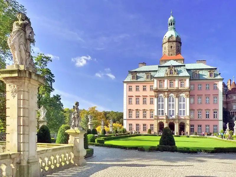 Auf unserer Reise ins Riesengebirge besuchen wir Schloss Fürstenstein bei Waldenburg (Walbrzych), eines der größten historischen Gebäude in ganz Polen, wunderschön über einer Flussbiegung der Pelcznica gelegen.