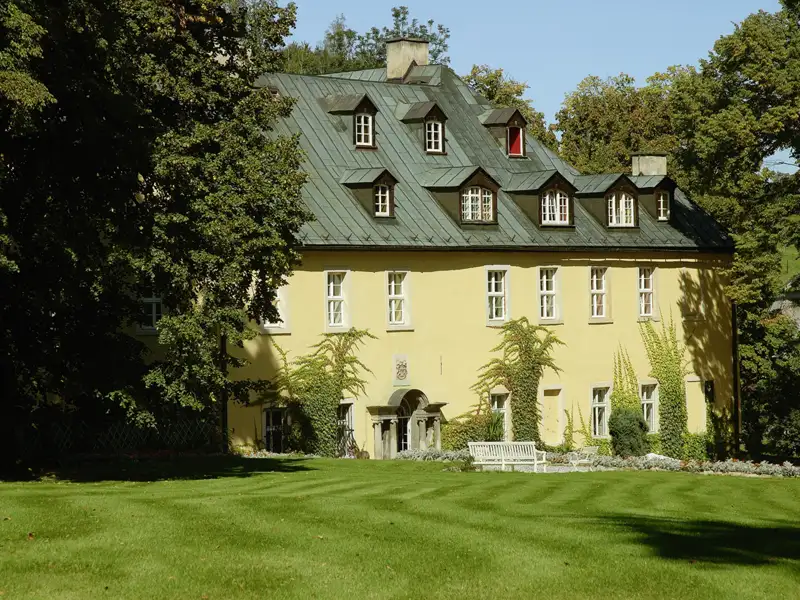 Auf unserer smart&small-Reise in kleiner Gruppe durch Südpolen übernachten wir u.a. im Hotel Schloss Stonsdorf in Staniszów.