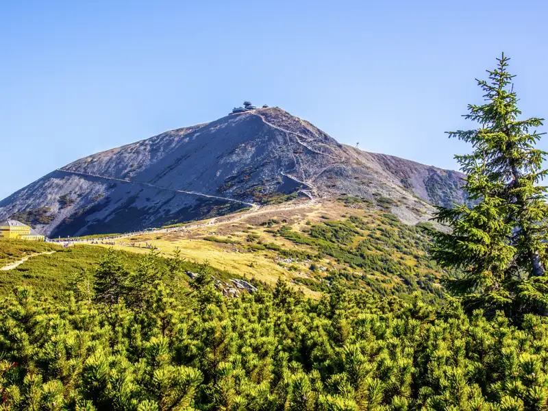 Während der smart&small-Rundreise duch Südpolen erklimmen wir per Sessellift die Schneekoppe bis auf 1377 m und wandern von dort aus hinunter.