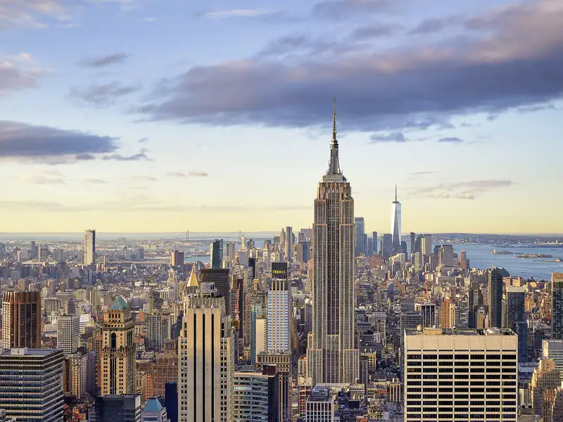 Abendlicher Blick vom Top of the Rock auf das Empire State Building und die Skyline von Süd-Manhattan in New York City, ein toller Asblick auf unserer Eventreise mit Studiosus in die USA.