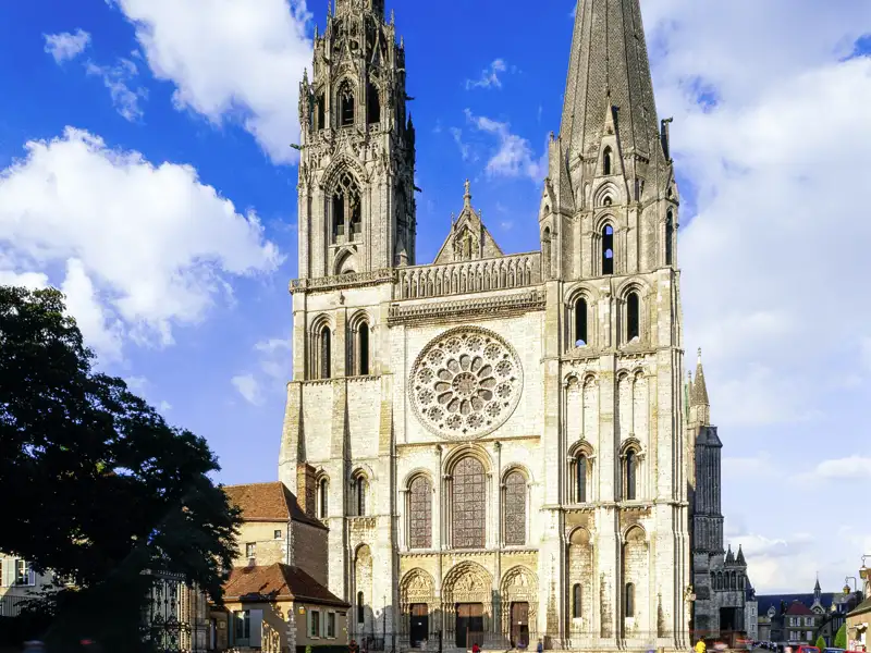 Die imposante Westfassade der Kathedrale von Chartres, ein Meisterwerk der Gotik, mit ihren zwei ungleichen Türmen, welche wir auf unserer Gruppenreise mit Studiosus bewundern