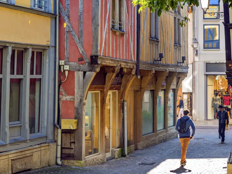 Sonnige Gasse in der Altstadt von Troyes mit ihren charakteristischen bunten Fachwerkhäusern welche wir bei einem Spaziergang mit der Studiosusgruppe genießen.