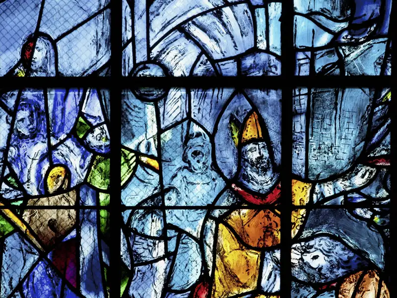 Der Künstler Marc Chagall gestaltete diese Kirchenfenster der Notre-Dame von Reims. Das bewundern wir auf unserer Rundreise mit Studiosus durch Frankreich