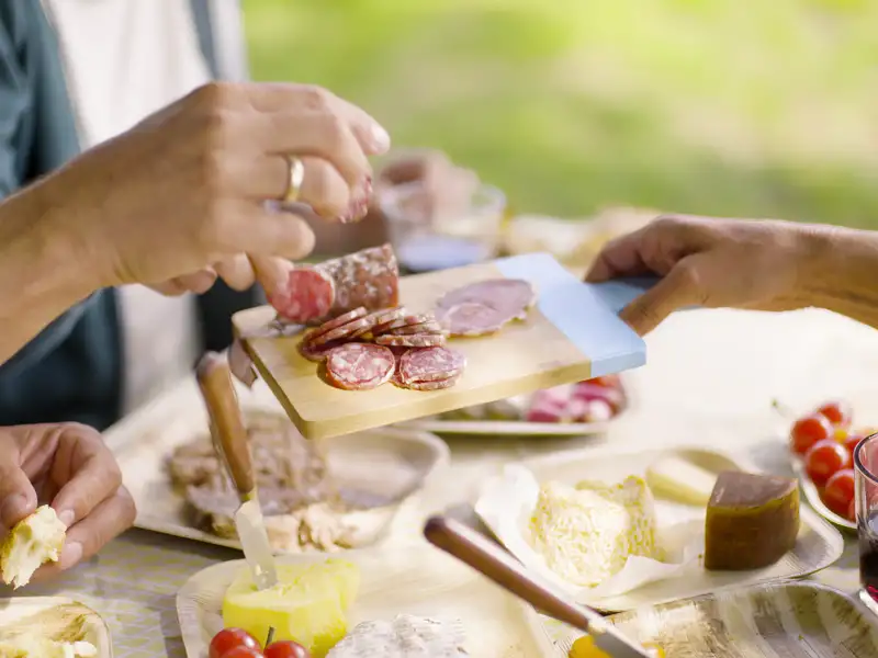 Frisch vom Markt kommen auf unserer zehntägigen Rundreise mit Studiosus in das Languedoc und ins Roussillon die Zutaten für unser Picknick.
