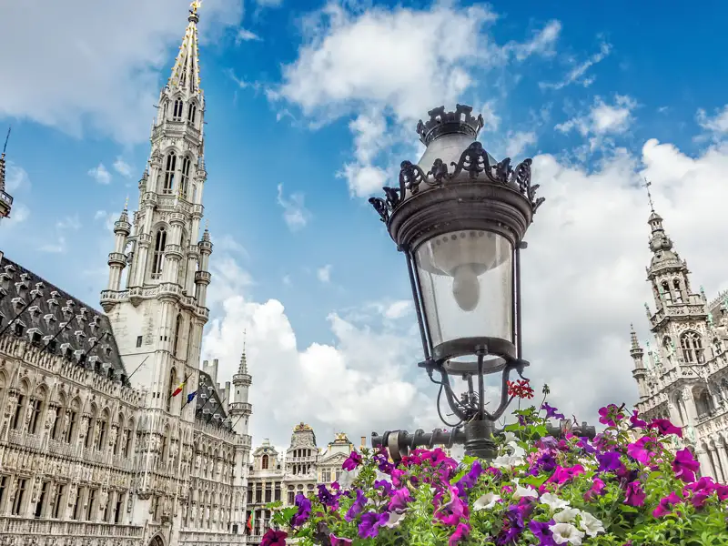 Auf unserer Reise zu den schönsten Städten Flanderns besuchen wir in Brüssel den grandiosen Grand-Place mit Rathaus (UNESCO-Welterbe).