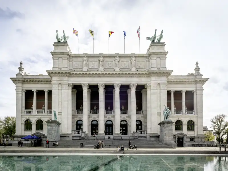Auf unserer Rundreise mit Studiosus nach Belgien werfen wir einen Blick auf die neoklassizistische Fassade der Königlichen Museen für Schöne Künste in Brüssel am Place Royale unter bewölktem Himmel.