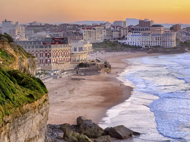 Die Küste von Biarritz in der goldenen Abendsonne mit Blick auf den breiten Sandstrand und die elegante Promenade, ein Highlight unserer Rundreise mit Studiosus nach Frankreich