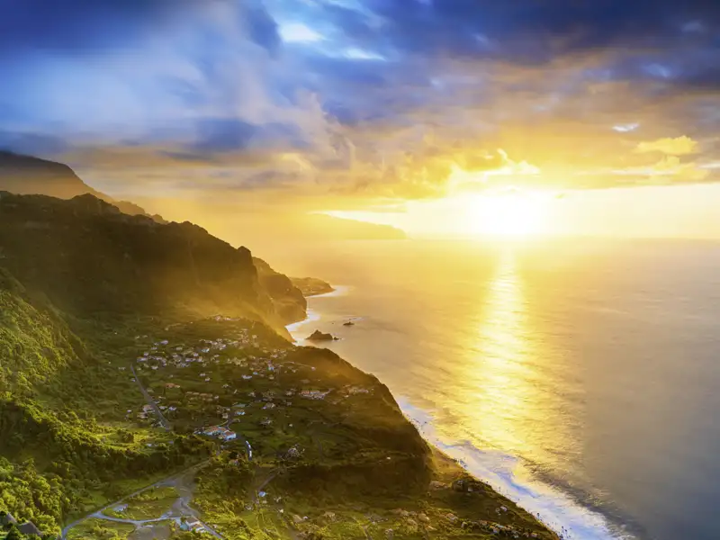 Bei unserer Gruppenreise in kleiner Gruppe auf Madeira genießen wir den Sonnenuntergang, vielleicht vom Cabo Girao aus mit Blick auf Camara de Lobos.