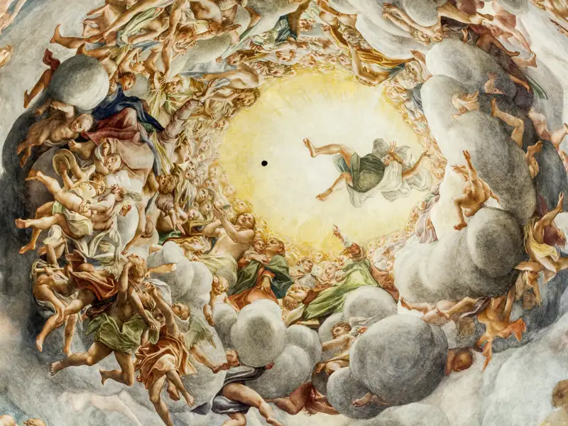 Das Deckenfresko an der Kuppel im Dom von Parma zeigt die Himmelfahrt Mariens. Gemalt hat es Antonio da Correggio.