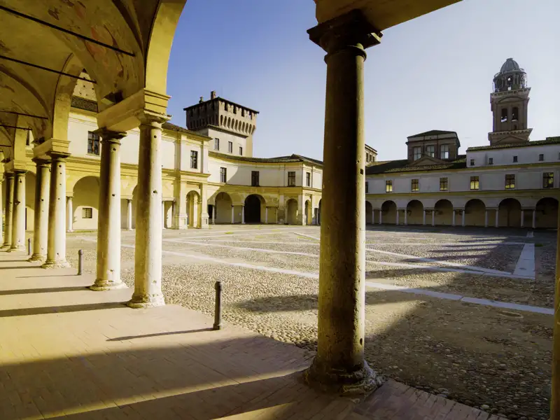 Arkaden und Innenhof im Palazzo Ducale in Mantua