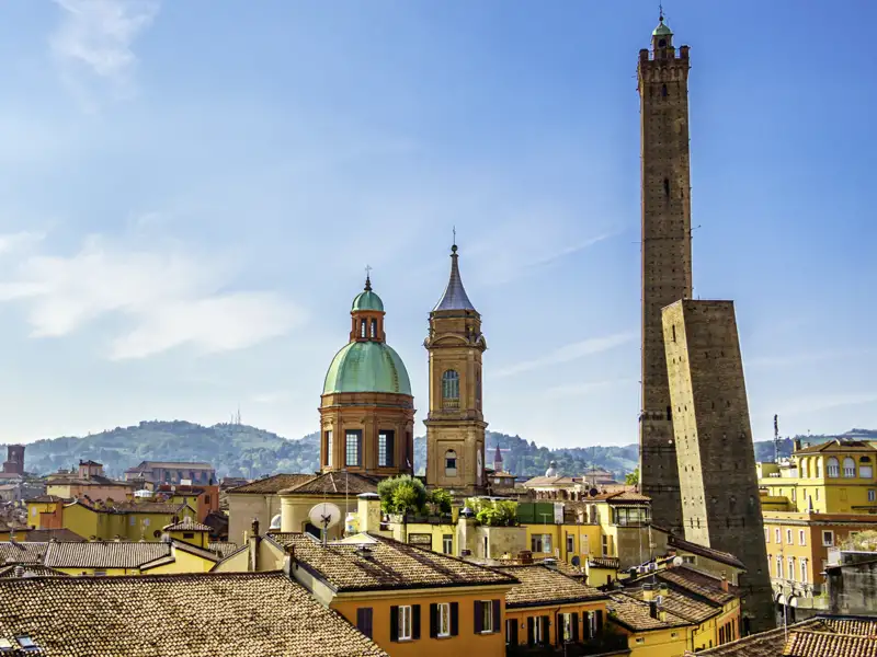 Panorama von Bologna mit den charakteristischen Türmen Asinelli und Garisenda sowie den Dächern der Stadt