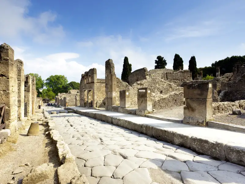 Auf unserer Entdeckerreise zum Golf von Neapel besichtigen wir natürlich die Ruinen des vom Vesuv zerstörten Pompeji (UNESCO-Welterbe). Zwischen Säulen und Mosaiken erfahren wir etwas über die letzten dramatischen Stunden, bevor die Stadt komplett ausgelöscht wurde.