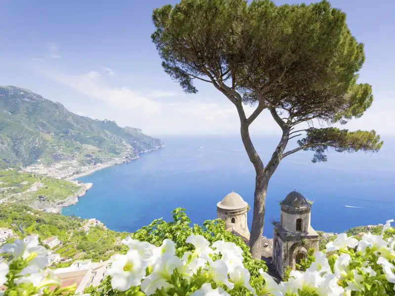 Auf zur herrlichen Amalfiküste! Auf unserer Gruppenreise mit Studiosus winden wir uns auf unzähligen Kurven nach Ravello, Im Garten der Villa Rufolo fand Richard Wagner Inspiration zu seiner Oper "Parsifal".