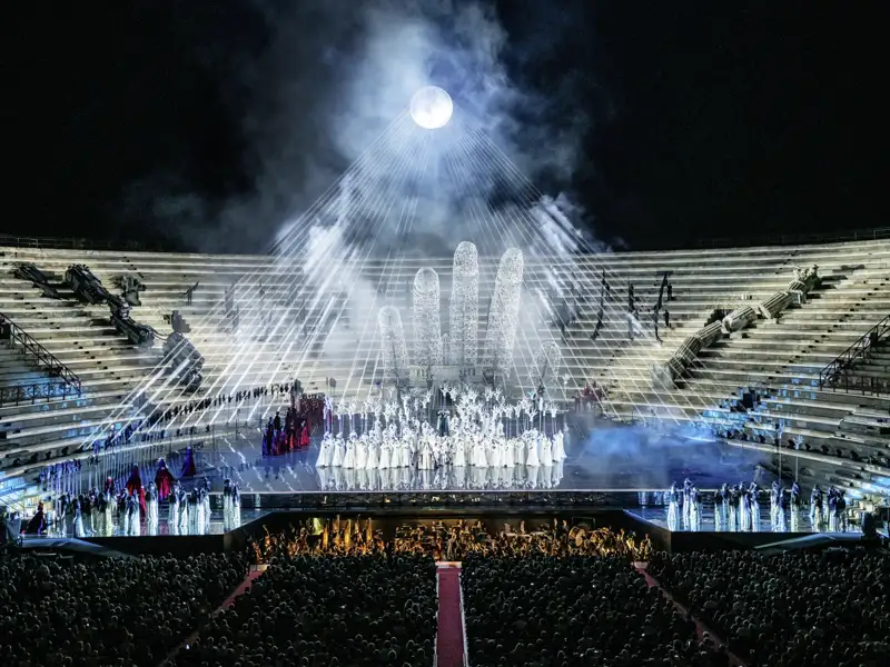 Nächtliche Aufführung der Oper Aida in der Arena di Verona mit futuristischem Bühnenbild und strahlendem Vollmond, ein Highlicht unserer Eventreise nach Verona, Italien.