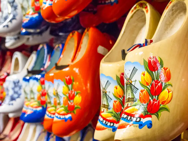Typisch holländische Holzschuhe - nur noch Souvenirs? Oder werden sie noch getragen? Auf unserer Rundreise mit Studiosus gehen wir der Frage nach.