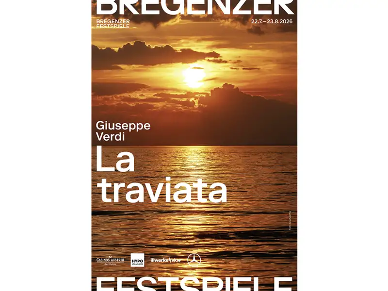 Plakat der Bregenzer Festspiele zur Oper 'La traviata' von Giuseppe Verdi vor der Kulisse eines Sonnenuntergangs am Bodensee.