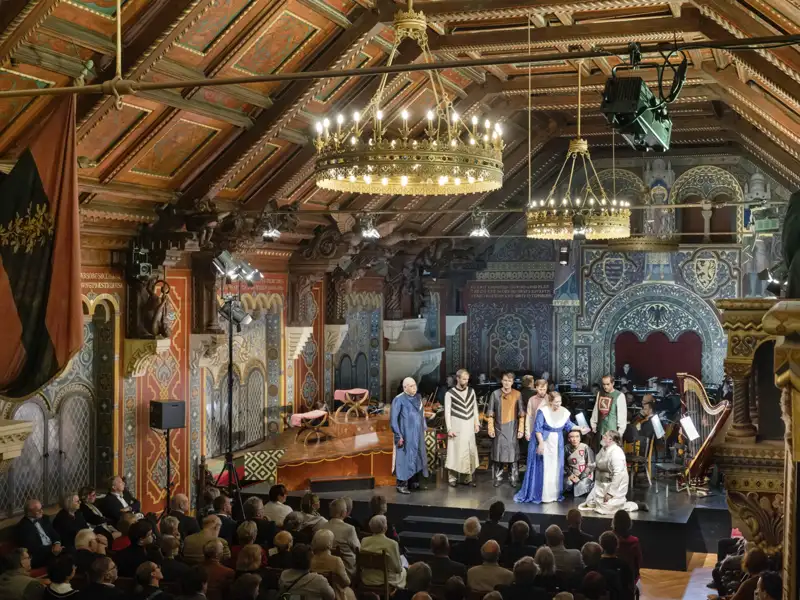 Sänger in historischen Kostümen bei der Aufführung von Wagners Oper „Tannhäuser“ im prachtvollen Festsaal der Wartburg, ein Highlight unserer Studiosus Eventreise.