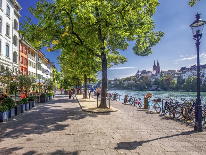 Flanieren Sie während Ihres Aufenthalts in Basel entspannt am Rheinufer entlang und erhaschen Sie schöne Blicke auf das Münster.