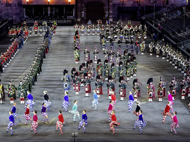 Internationale Marching- und Pipebands mit Tänzerinnen in bunten Kostümen beim Basel Tattoo vor der Kaserne Basel, ein Highlight unserer Studiosus Eventreise