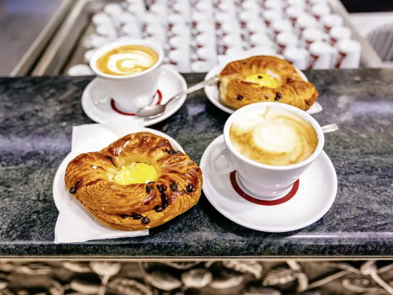 Italien verwöhnt Seele und Geist - doch auch die leiblichen Sinne kommen nicht zu kurz: Für eine Cappuccino-Pause zwischendurch ist auf unserer Städtereise auch immer Zeit.