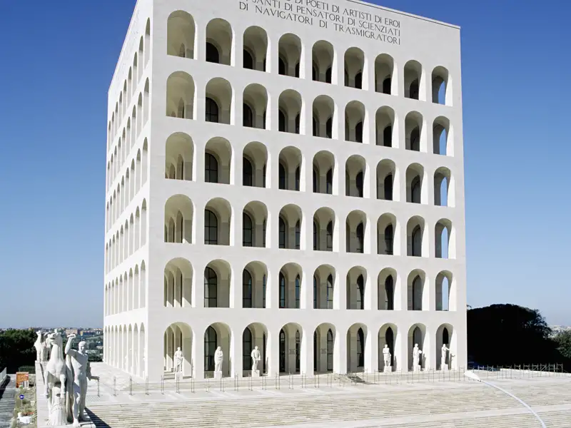 Auf unserer Gruppenreise mit Studiosus sehen wir den monumentalen Palazzo della Civiltà Italiana, das Colosseo Quadrato, im EUR-Viertel von Rom mit seiner ikonischen Bogenfassade.