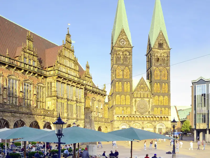 Sonnige Ansicht des Bremer Marktplatzes mit dem UNESCO-Welterbe Rathaus und St. Petri Dom. Ein Highlight jeder Studiosus Gruppenreise.