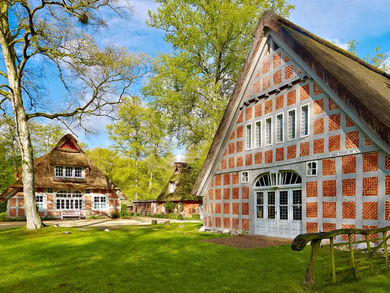 Ein traditionelles niedersächsisches Fachwerkhaus mit Reetdach im Künstlerdorf Worpswede, Ausflugsziel einer Studienreise mit Studiosus.