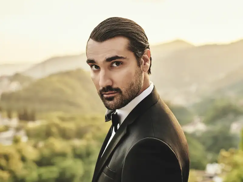 Startenor Jonathan Tetelman im Smoking, Highlight der Eventreise zu den Schlossfestspielen Regensburg