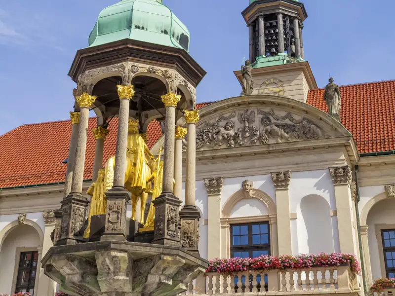 Die goldene Kopie des Magdeburger Reiters unter einem Baldachin vor dem Alten Rathaus in Magdeburg auf der Straße der Romanik, ein Highlight unserer Rundreise mit Studiosus.