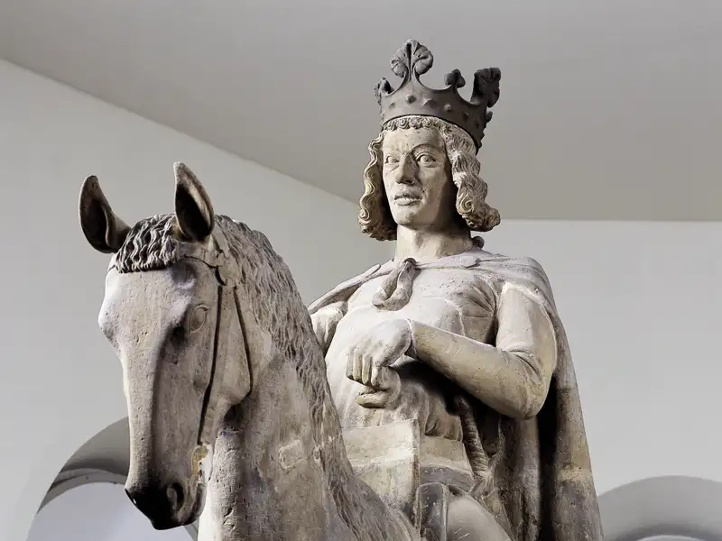 Nahaufnahme der mittelalterlichen Sandsteinskulptur des Magdeburger Reiters mit dem gekrönten Kaiser Otto I. zu Pferd, welchen wir auf unserer Rundreise mit Studiosus bewundern.