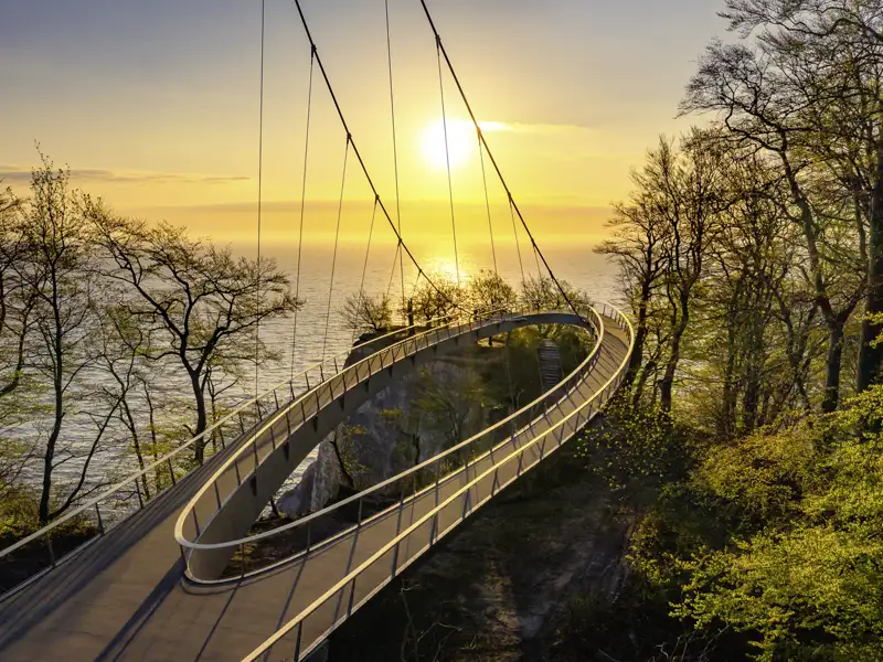 Spektakulärer Skywalk Königsstuhl auf Rügen bei Sonnenuntergang mit weitem Blick über die Kreidefelsen und die Ostsee, ein Highlight unserer Gruppenreise mit Studiosus.